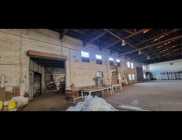 2,800M² WAREHOUSE FOR SALE IN VILLAGE DEEP